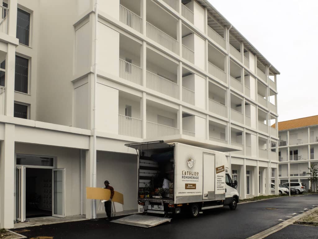 Arrivée du camion de L'Atelier Remuménage à la nouvelle résidence autonomie Simone Veil de Blanquefort