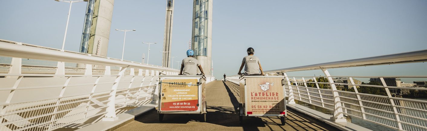 Vélos de livraison prenant le pont Chaban Delmas